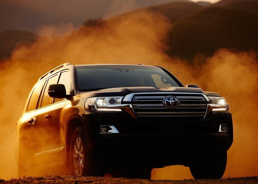 Toyota Land Cruiser LC200 front three quarter