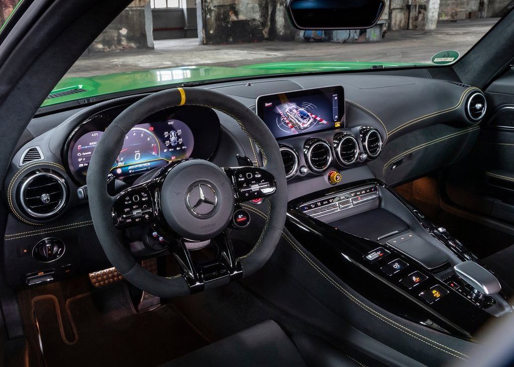 Mercedes-AMG GT R features