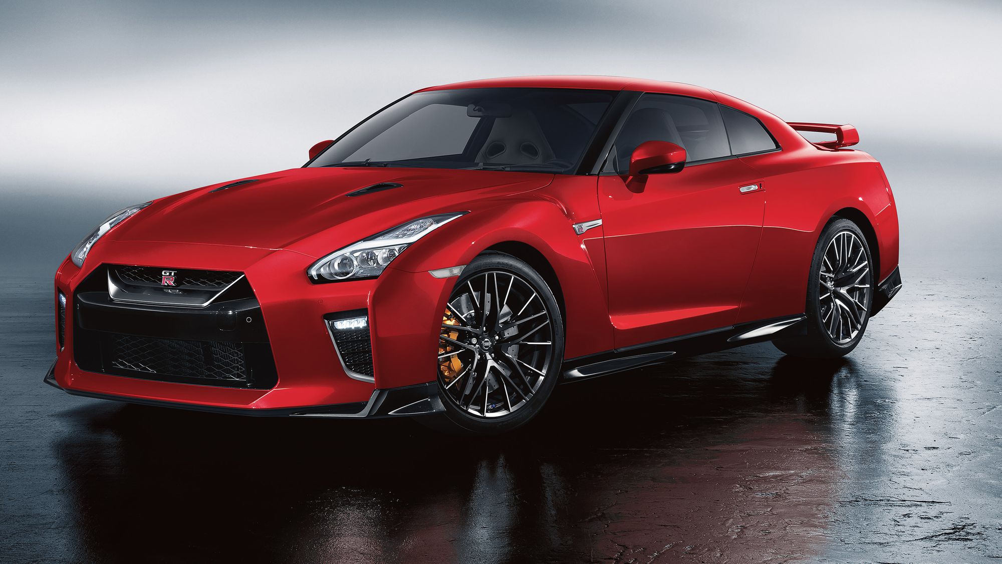 Nissan GT-R front side