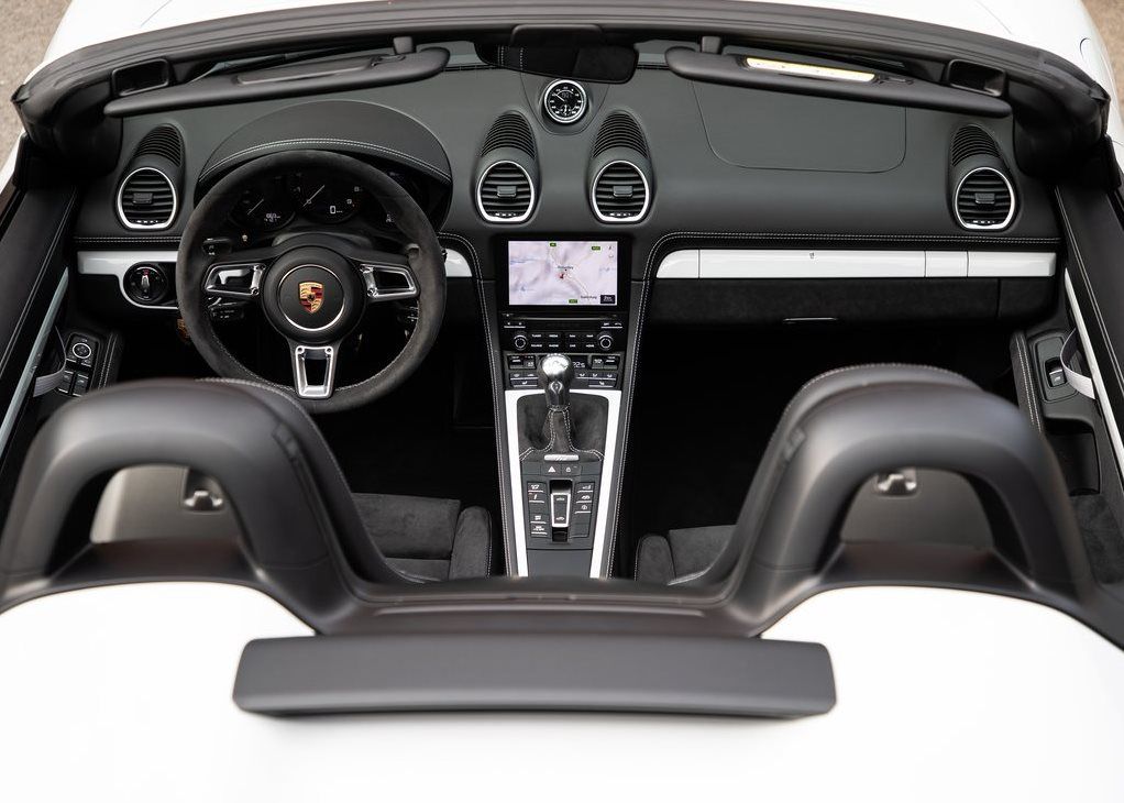 Porsche 718 Spyder interior