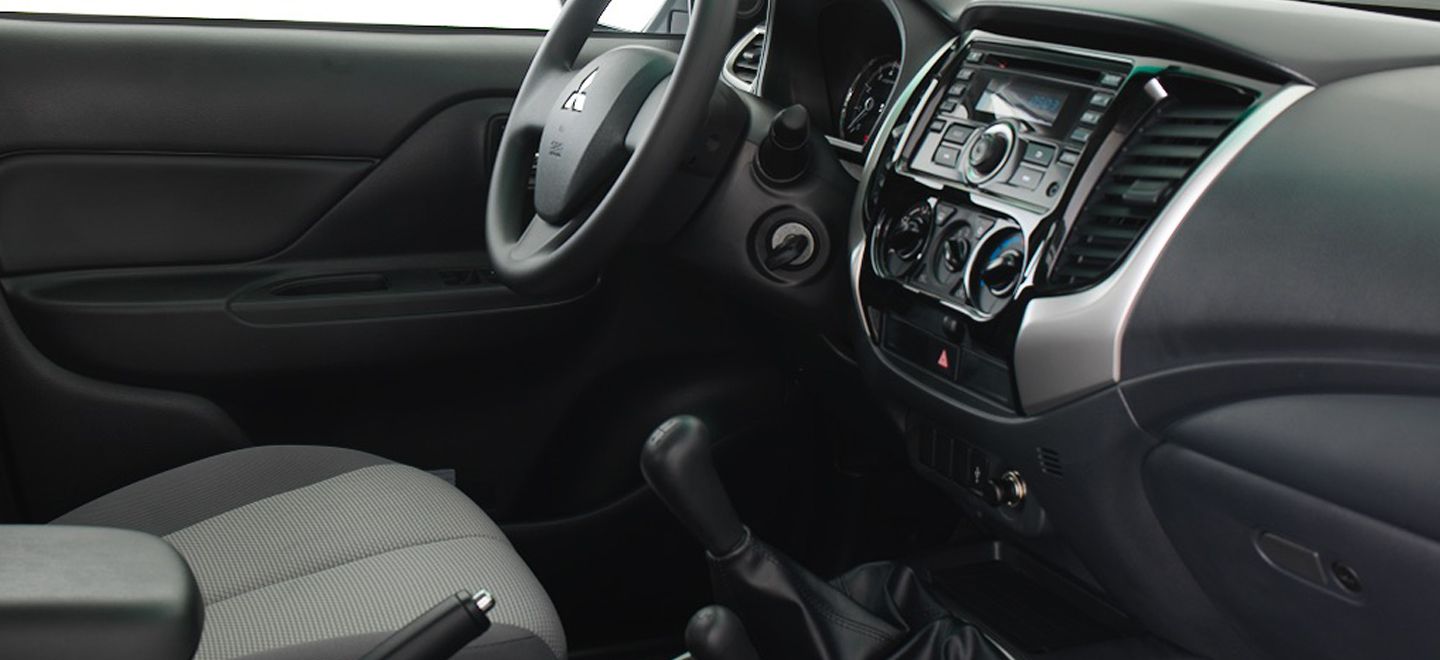 Mitsubishi L200 interior
