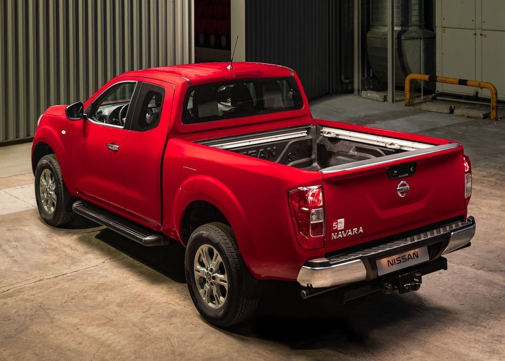 Nissan Navara rear side