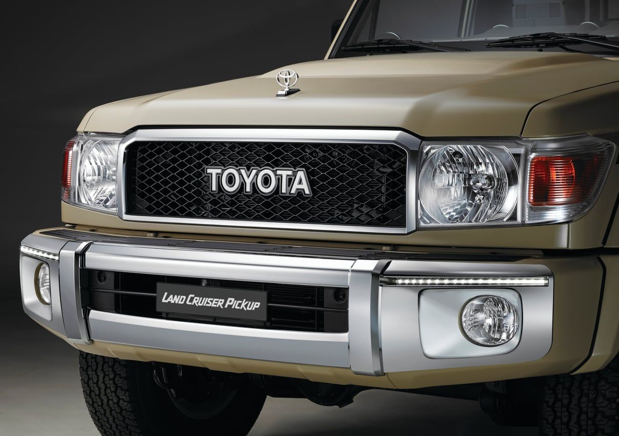Toyota Land Cruiser Pickup front