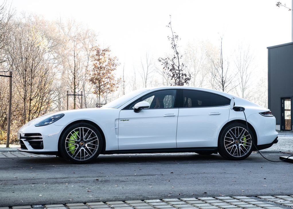 Porsche Panamera Turbo S E-Hybrid charging