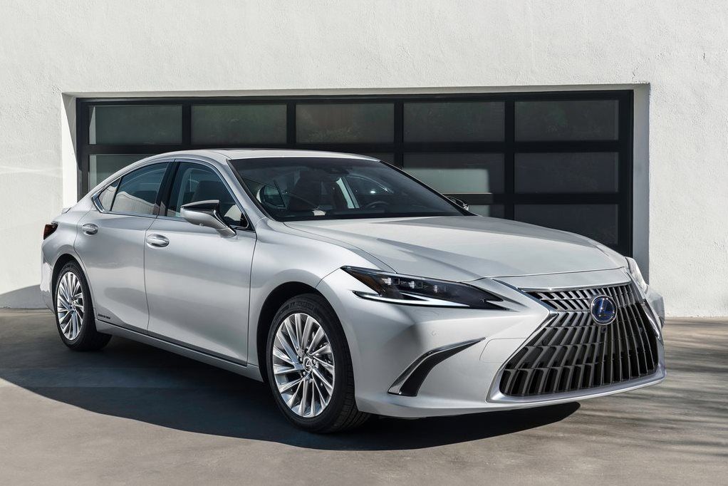 Lexus ES front side