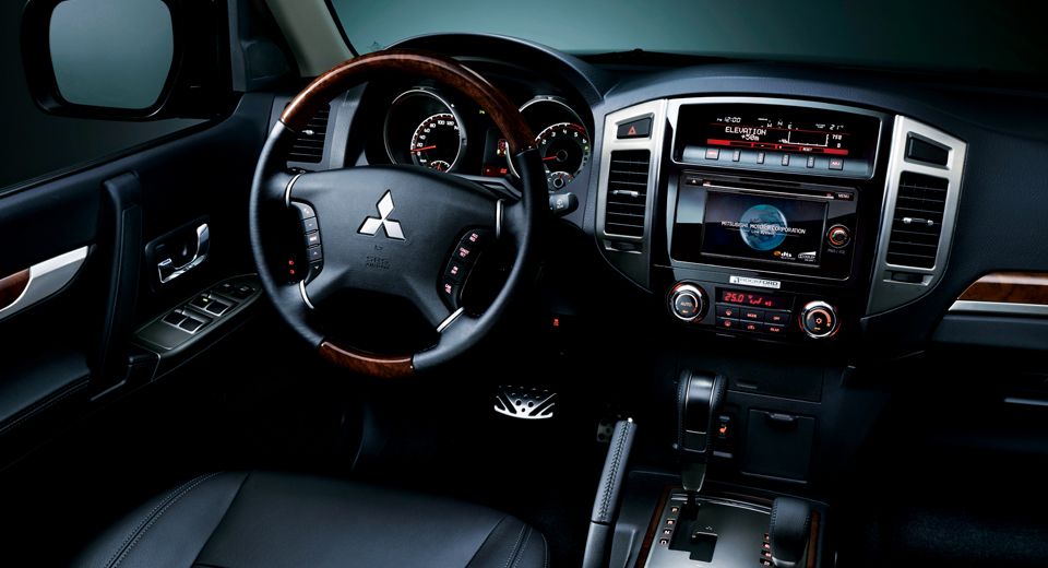 Mitsubishi Pajero interior