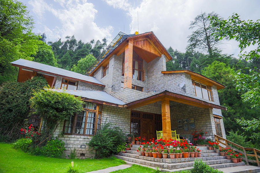 Multistorey villa in Manali, stone and wooden exterior