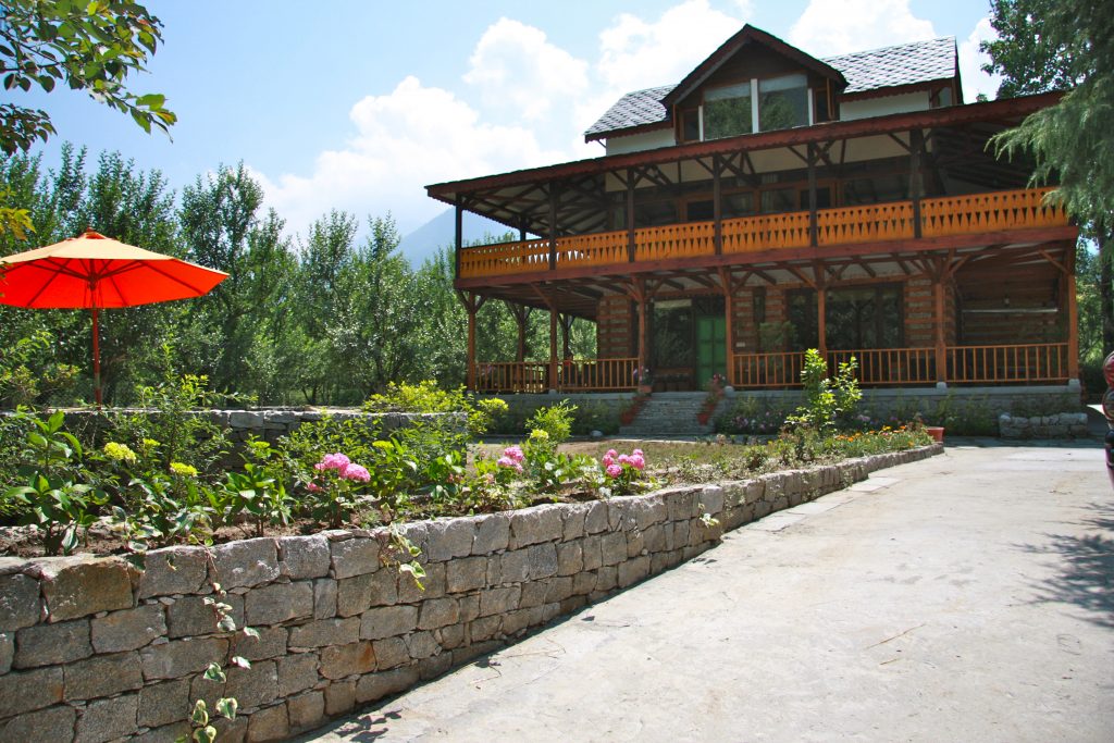 Wooden villa in Manali, garden and outdoor sitting area