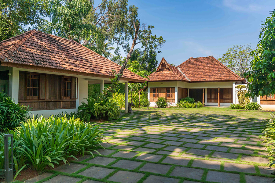 Secluded cottages, common outdoor area with greenery