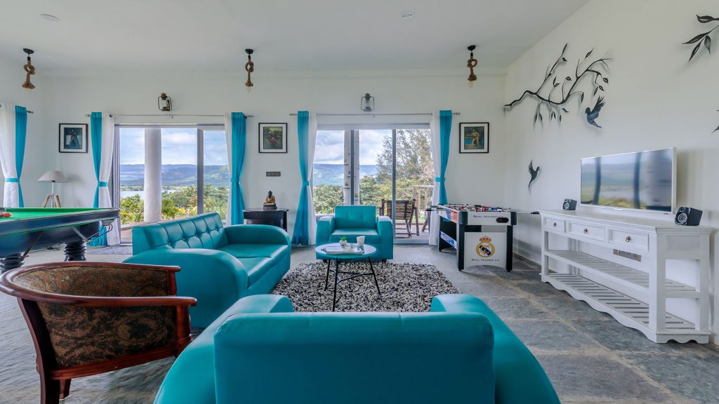 Modern blue contrast decor in a villa near Mumbai