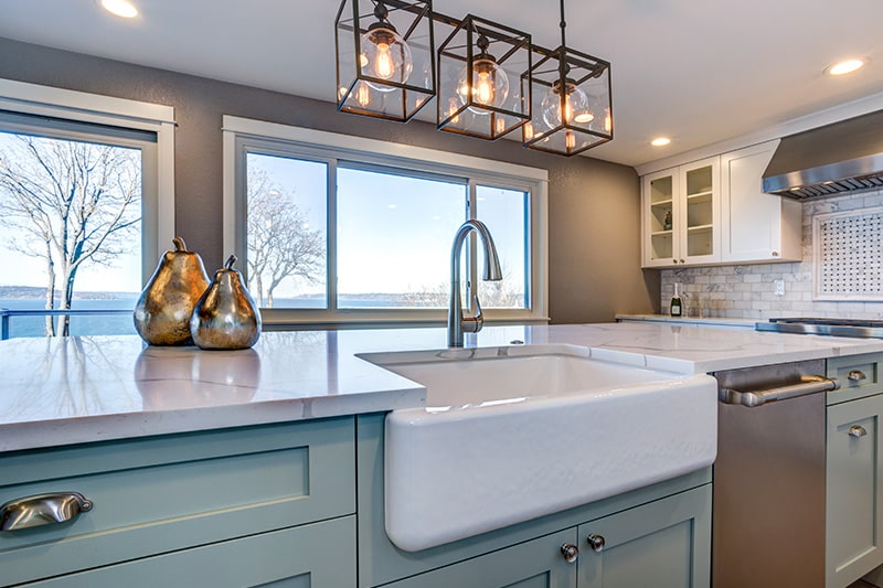 Farmhouse kitchen sink installed on the kitchen island, this kitchen sink design suitable for big family