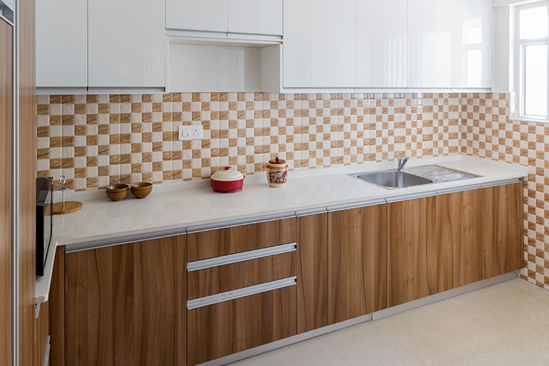 White kitchen backsplash tiles with dark yellow colour from cabinet to countertop with kitchen backsplash images