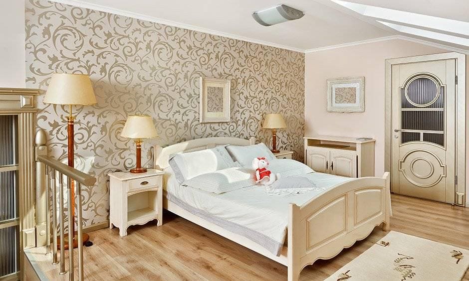 White and gold wallpaper works well with the subtle gold accents in the bedroom to highlight the softness of the natural hues