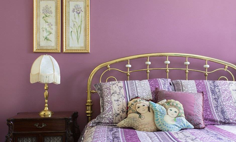 Lavender wall color bedroom with a unified look