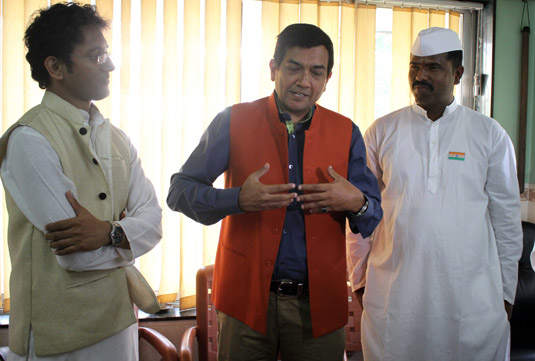 Sanjeev Kapoor interacts with Dabbawalas while promoting Master Chef India on Star Plus (Image Courtesy : Biplov Bhuyan - Indus Images)