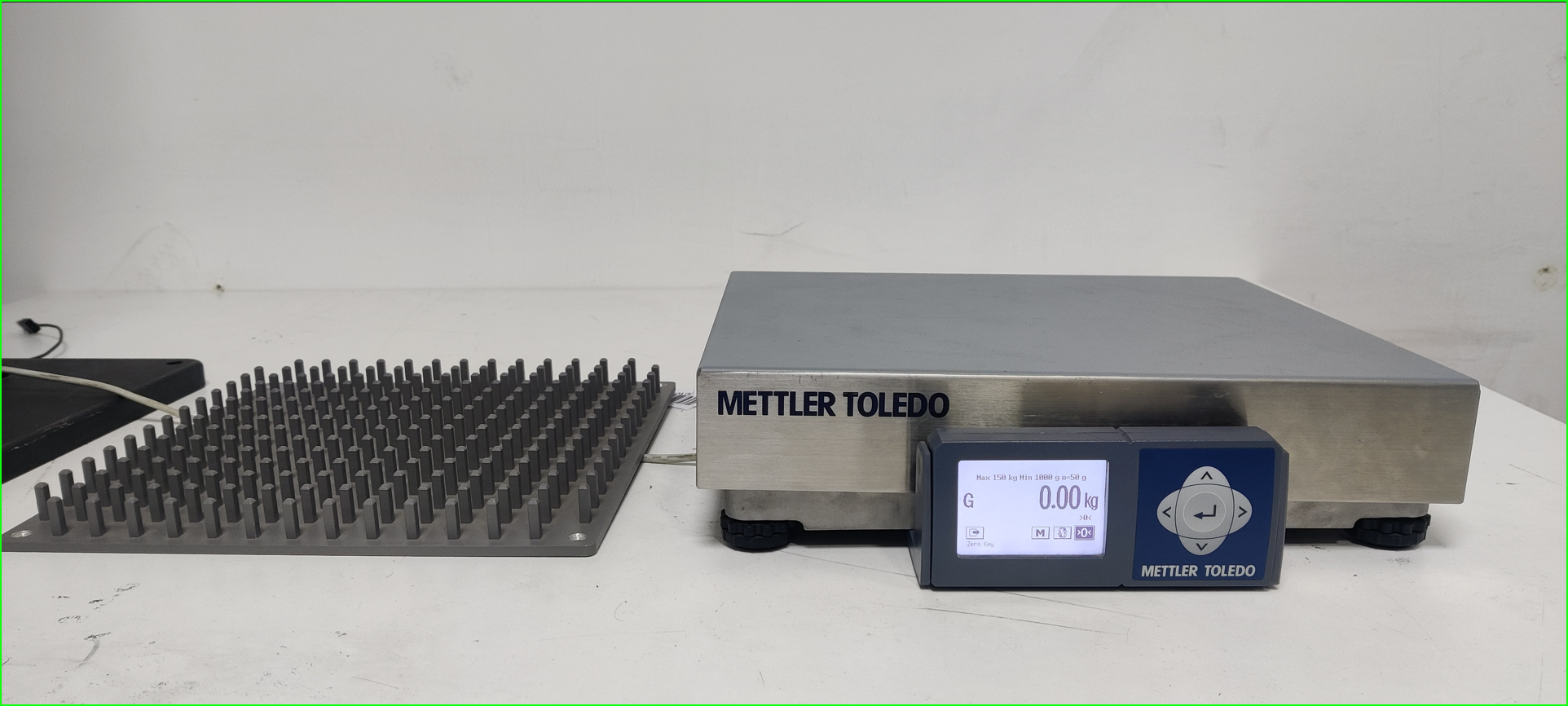 A machine with a screen and a square device

Description automatically generated with medium confidence