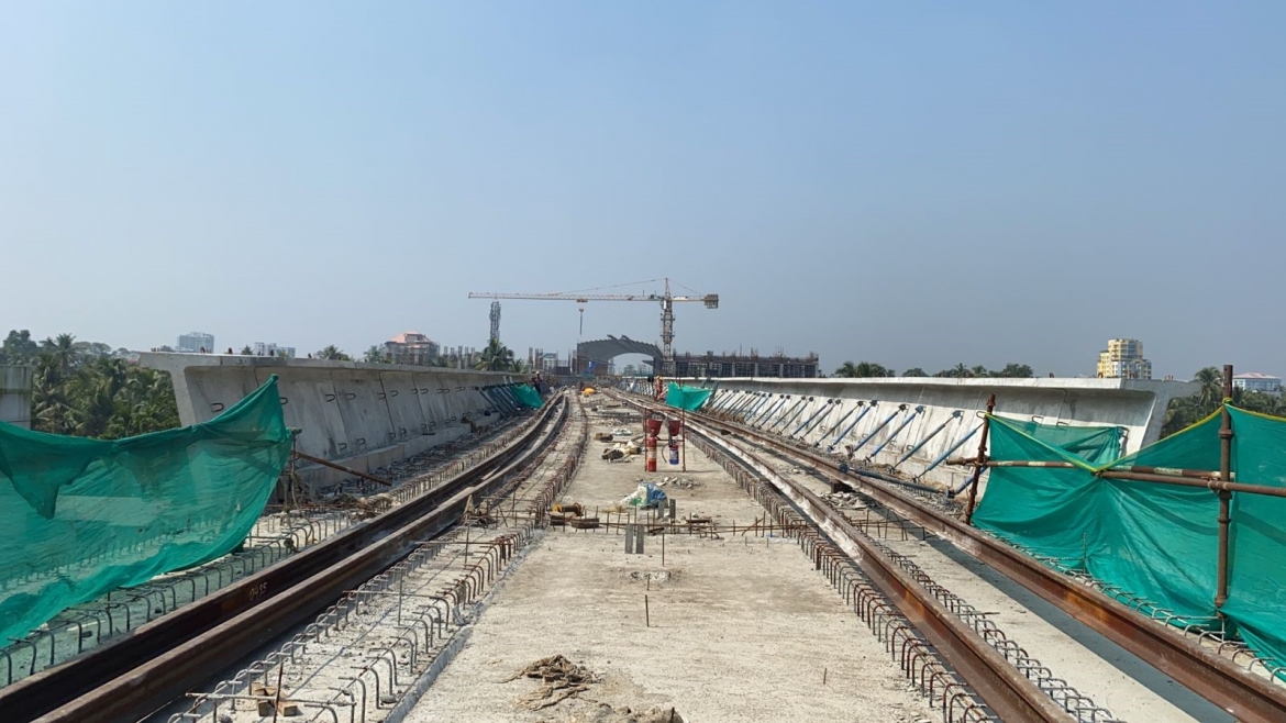 Rail Pulling Up to P1044 - Kochi Metro Rail Ltd.