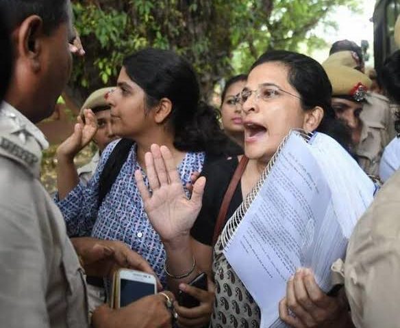 RTI Amendment Bill: Petitioners Against It Get Detained At Rashtrapati Bhavan RTI Amendment Bill: Petitioners Against It Get Detained At Rashtrapati Bhavan