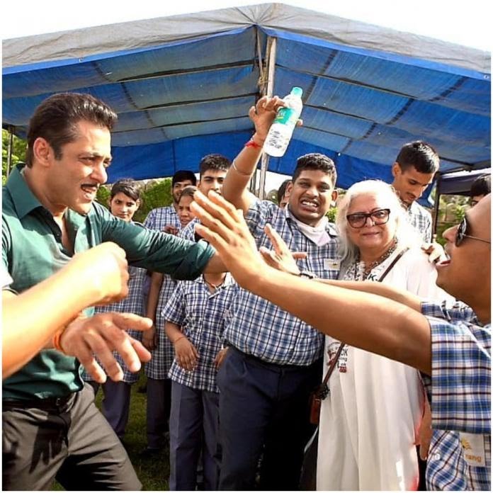 Salman And Sonakshi Spend Time With Special Kids On Dabangg 3 Sets