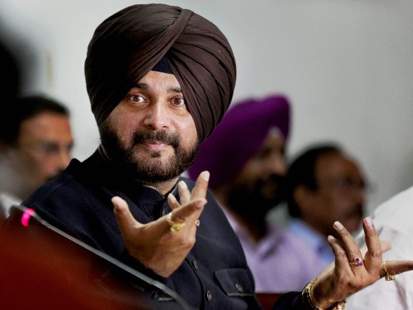 ਰੋਹਤਕ ਰੈਲੀ 'ਚ ਨਵਜੋਤ ਸਿੱਧੂ 'ਤੇ ਔਰਤ ਨੇ ਸੁੱਟੀ ਚੱਪਲ sidhu
