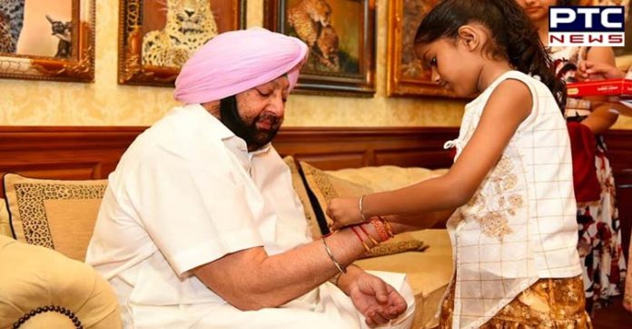 ਰੱਖੜੀ ਦੇ ਤਿਉਹਾਰ ’ਤੇ ਪੰਜ ਲੜਕੀਆਂ ਨੇ ਕੈਪਟਨ ਅਮਰਿੰਦਰ ਸਿੰਘ ਦੇ ਗੁੱਟ ’ਤੇ ਬੰਨੀ ਰੱਖੜੀ CAPT AMARINDER SINGH To 5 GIRLS TIE RAKHIS AS TOKEN OF RAKSHA BANDHAN CELEBRATION