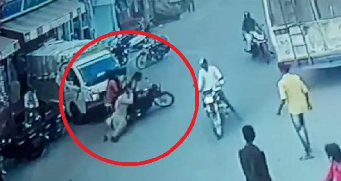 Rajasthan: Biker breaks traffic rule, drags woman constable when stopped Rajasthan: Biker breaks traffic rule, drags woman constable when stopped