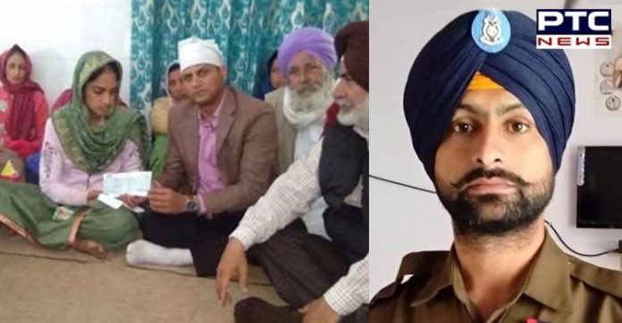 ਪੁਲਵਾਮਾ ਹਮਲੇ ਦੀ ਪਹਿਲੀ ਬਰਸੀ: ਸ਼ਹੀਦ ਸੁਖਜਿੰਦਰ ਦੇ ਪਰਿਵਾਰ ਨੂੰ ਪੰਜਾਬ ਸਰਕਾਰ ਨੇ ਦਿੱਤਾ 5 ਲੱਖ ਰੁਪਏ ਦਾ ਚੈੱਕ #PulwamaTerrorAttackFirstAnniversary : Martyr Sukhjinder Singh Family Rs.5 lakh check given by Punjab Government