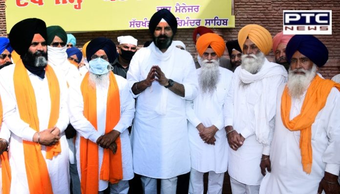 ਬਿਕਰਮ ਸਿੰਘ ਮਜੀਠੀਆ ਦੀ ਅਗਵਾਈ ਵਿਚ ਸੰਗਤਾਂ ਵੱਲੋਂ ਲੰਗਰ ਲਈ 922 ਕੁਇੰਟਲ ਕਣਕ ਭੇਟ Sangat led by Bikram Singh Majithia donated 922 quintals of wheat for langar
