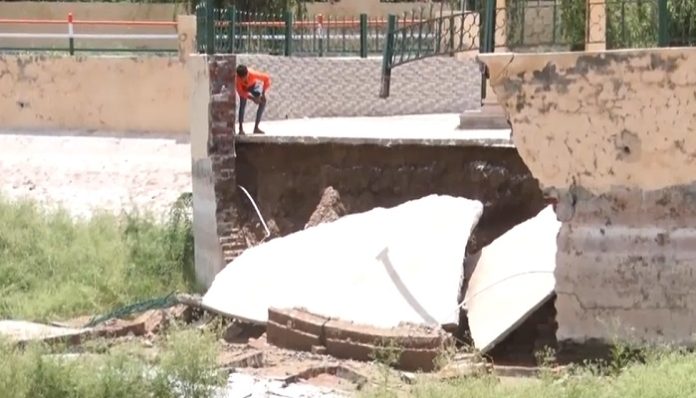 2.50 crores spent on Amti lake in washed water | Walls collapsed in first rain 2.50 crores spent on Amti lake in washed water | Walls collapsed in first rain